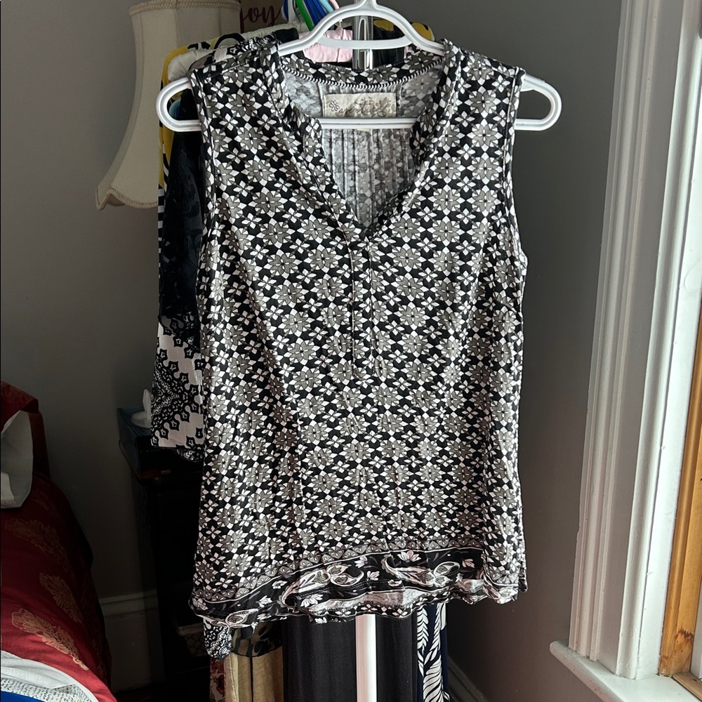 Aventura Black and White Patterned Blouse